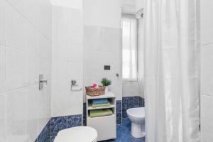 ein Bad mit einem WC und einem Waschbecken in der Unterkunft Studio Lavanda by Wonderful Italy in Turin