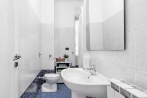 ein weißes Bad mit einem Waschbecken und einem WC in der Unterkunft Studio Lavanda by Wonderful Italy in Turin