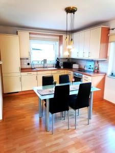 una cocina con mesa y sillas. en Ferienwohnung mit Terrasse für bis zu 4 Personen, en Balve