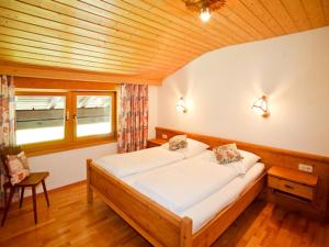 ein Schlafzimmer mit einem großen Bett in einem Zimmer in der Unterkunft Ferienwohnungen Plenk in Ruhpolding