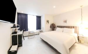Postel nebo postele na pokoji v ubytování Brown-Dot Hotel Songdo