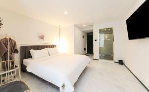 Postel nebo postele na pokoji v ubytování Brown-Dot Hotel Songdo
