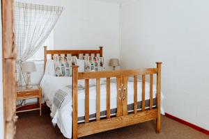 - une chambre avec un lit et un lit bébé dans l'établissement In Betwix, à Paternoster