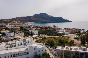 una vista aérea de la ciudad y el océano en Cyano Hotel en Plakias