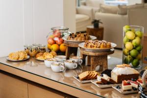 stół z różnymi rodzajami wypieków i deserów w obiekcie Cyano Hotel w mieście Plakias