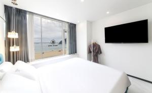 TV a/nebo společenská místnost v ubytování Brown-Dot Hotel Songdo
