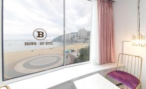 Postel nebo postele na pokoji v ubytování Brown-Dot Hotel Songdo