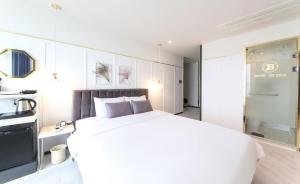 Postel nebo postele na pokoji v ubytování Brown-Dot Hotel Songdo