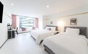 Postel nebo postele na pokoji v ubytování Brown-Dot Hotel Songdo
