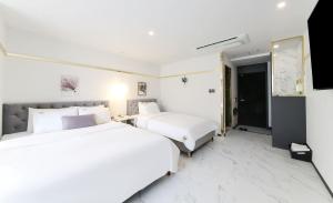 Postel nebo postele na pokoji v ubytování Brown-Dot Hotel Songdo