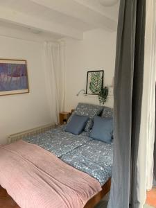 Postel nebo postele na pokoji v ubytování Schöne Wohnung mit eigenem Eingang und Gartenblick