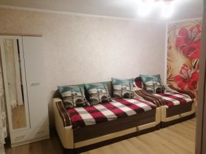Bett mit Kissen darauf in einem Zimmer in der Unterkunft Гостинний двір у Ангеліни in Tatariw