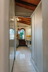 San GusmèにあるBorgo Villa a Sestaの廊下(トイレ、洗面台付きのバスルーム付)