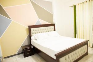 een klein bed in een kamer met: bij ABT Apartments Bonapriso-7Mins From Airport in Douala