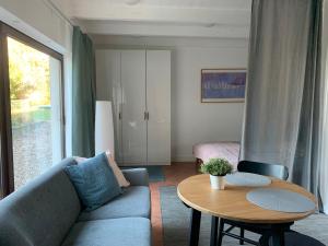 Posezení v ubytování Schöne Wohnung mit eigenem Eingang und Gartenblick