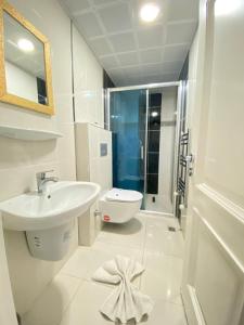 uma casa de banho com um lavatório, um WC e um chuveiro em Hotel Kent Ani em Kars
