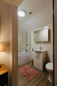 A bathroom at Parc Farm Cottage, Flintshire, North Wales