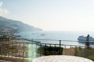 - un balcon avec vue sur l'océan et un bateau de croisière dans l'établissement Rooftop Funchal I by Madeira Best Apartments, à Funchal