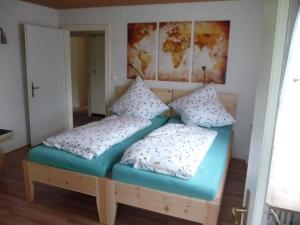 シェーナウ・アム・ケーニッヒスゼーにあるMeistereders Ferienwohnungの枕2つが備わるドミトリールームのベッド1台分です。