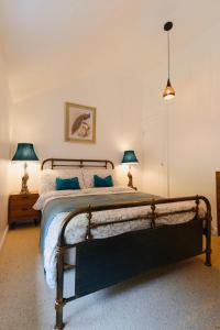 A bed or beds in a room at Parc Farm Cottage, Flintshire, North Wales