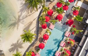Bazén v ubytování LUX* Grand Baie Resort & Residences nebo v jeho okolí