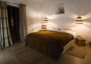 a bedroom with a large bed in a room at Casa De Los Cuadros in Villaluenga del Rosario
