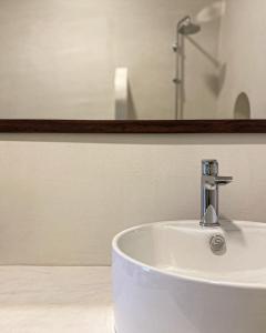 Ένα μπάνιο στο Arco Bianco Suites