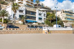 budynek po stronie ulicy z palmami w obiekcie Casa Blanca 2 w mieście Benidorm