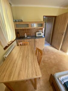 Kuchyňa alebo kuchynka v ubytovaní Apartmány F - chata SVOBODĚNKA