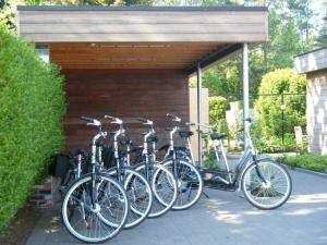 un grupo de bicicletas estacionadas al lado de un edificio en Holiday Home and Office Domisi'l en Wachtebeke