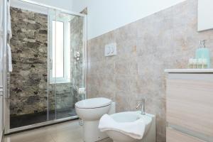ジェノヴァにあるCentro Residenze Domus Sofiaeのトイレとシャワー付きのバスルーム +108枚の写真
