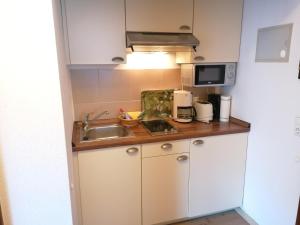 ヴェスターラントにあるSylter-Besserburg-App-2の小さなキッチン(シンク、電子レンジ付)