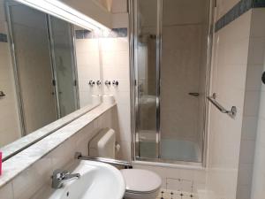 ヴェスターラントにあるSylter-Besserburg-App-2のバスルーム(トイレ、洗面台、シャワー付)
