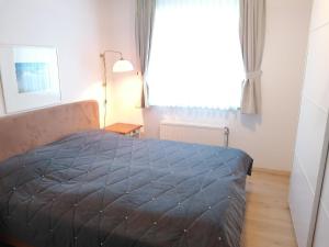 1 dormitorio con cama y ventana en Sylter-Besserburg-App-2 en Westerland