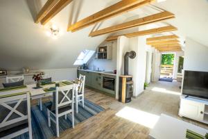 a kitchen with a table and chairs in a room at Hirtenhaus 28b Obergeschoss in Chorin