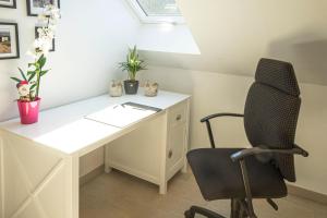 una oficina con escritorio y silla en Hirtenhaus 28b Obergeschoss, en Chorin