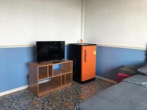 TV a/nebo společenská místnost v ubytování Baanmali Ari