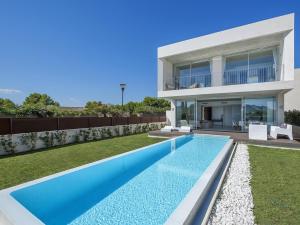 une villa avec une piscine en face d'une maison dans l'établissement Villa barcares, à Alcúdia
