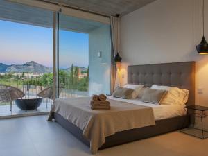 - une chambre avec un lit et 2 serviettes dans l'établissement Villa barcares, à Alcúdia