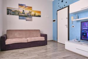 un soggiorno con divano e TV di [Milano - Como] Elegante Casa con Ampio Terrazzo a Giussano