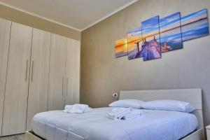 una camera da letto con un letto e due asciugamani di [Milano - Como] Elegante Casa con Ampio Terrazzo a Giussano