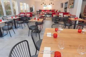 Restaurant o un lloc per menjar a Logis Hôtel Angers Sud