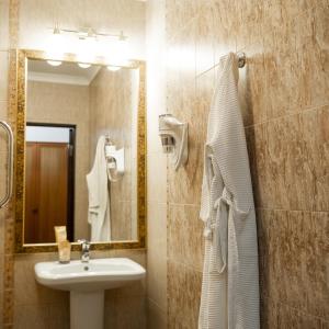 リペツクにあるBusiness Hotelのバスルーム(洗面台、鏡付)
