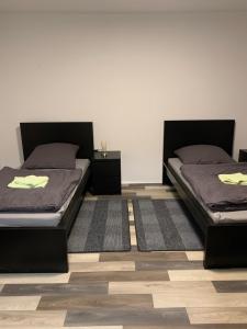 dos camas sentadas una al lado de la otra en una habitación en Monteurzimmer Oberlistingen Zweibettzimmer mit 2 Bädern, en Breuna