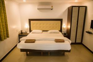 Sanidhya Beach Resort客房内的一张或多张床位