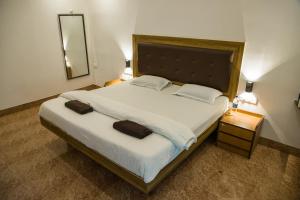 Säng eller sängar i ett rum på Sanidhya Beach Resort