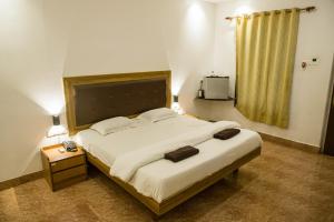 Un pat sau paturi într-o cameră la Sanidhya Beach Resort