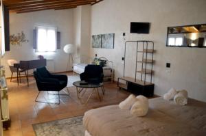 um quarto com uma cama e uma sala de estar em Santa Brigida - Real 1 em Hontanas