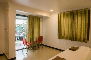 Sanidhya Beach Resort客房内的一张或多张床位