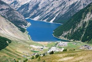 widok na jezioro w górskiej dolinie w obiekcie Appartamento Breva w Livigno +3 zdjęcia